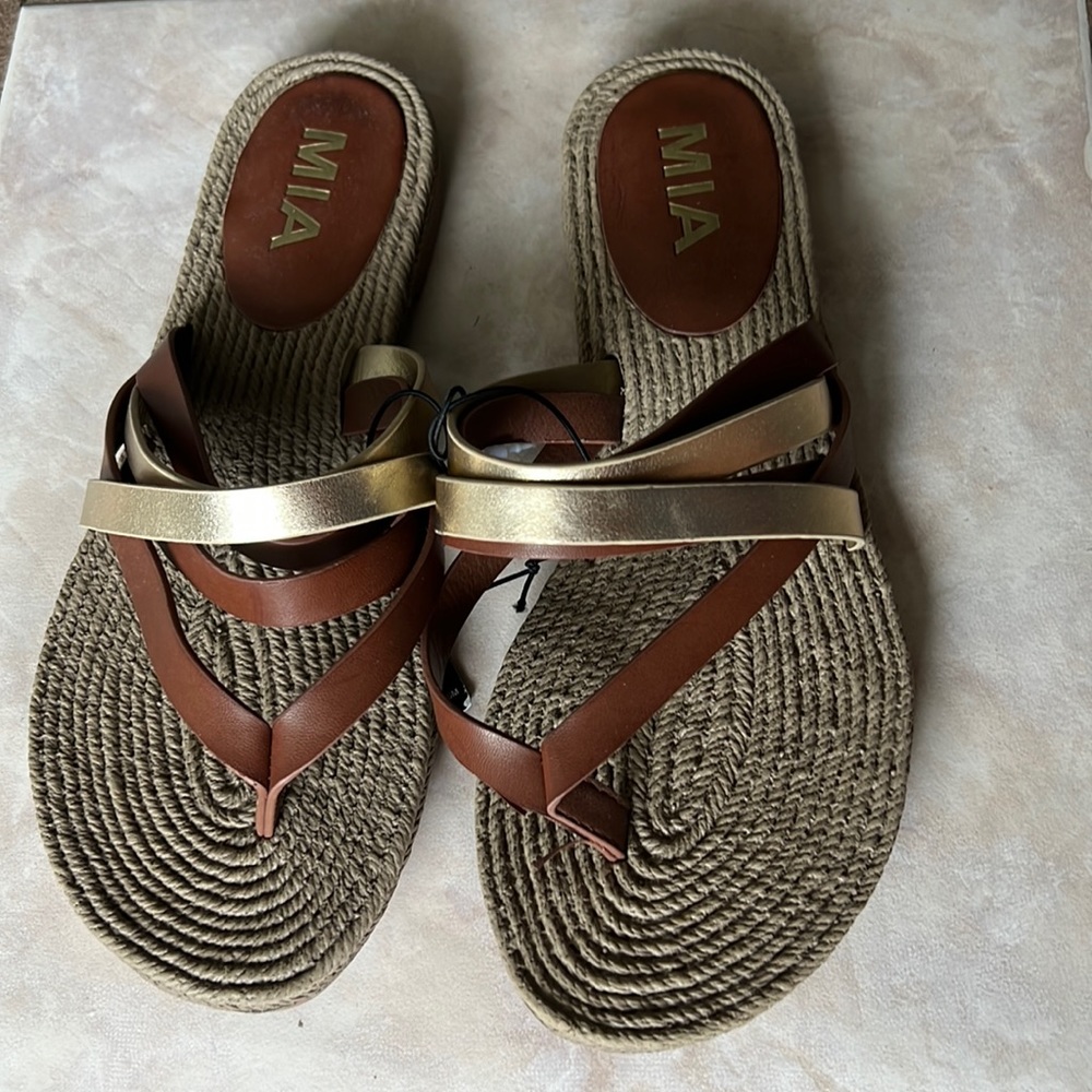 NWT MIA Karen flat brown and gold sandals / flip flops size 6